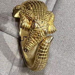 Alligator cuff bracket